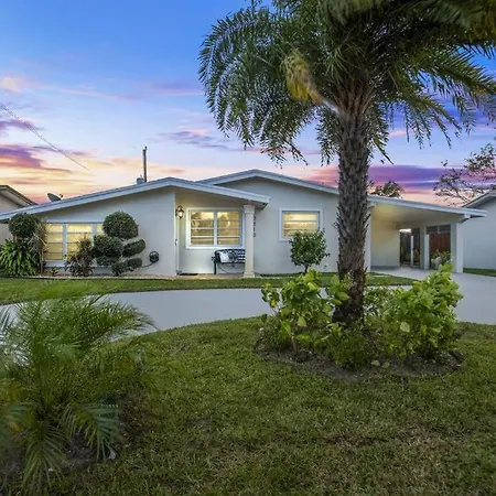 7-Person Luxury Spa, Fenced Paradise, Beach Vibes